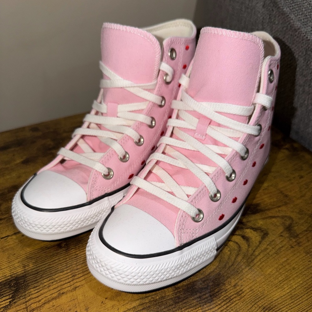 NEVER WORN Pink Converse Chuck Taylor All Star Hi Embroidered Heart Lips